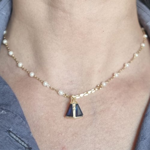Colar Dourado Pérolas e Pingente Nossa Sra Aparecida