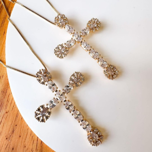 Colar Dourado Com Crucifixo Coberto em Zircônia